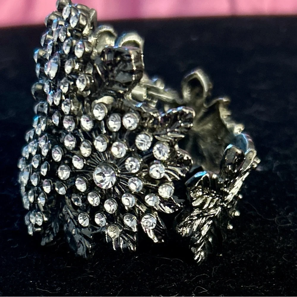 💎YIKES! I’m blinded by the bling!  Vintage Crystal BLING 🌺 Hinged Cuff Bracelet - Picture 4 of 9